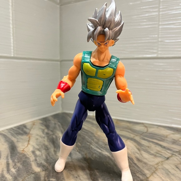 Dragon Ball Z Silver Hair Ultra Instinct Goku Figure 8”
Adjustable movable - Picture 3 of 6